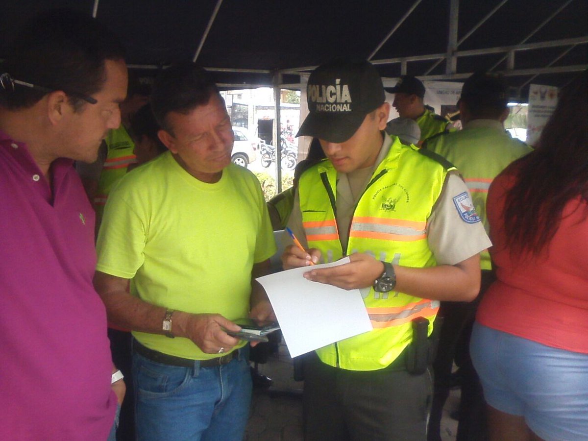 PoliciaEcuador's tweet photo. Para una mejorar la atención a la ciudadanía nuestros compañeros activan #BotónDeSeguridad durante campaña #CuidandoDeTi" en #Portoviejo https://t.co/IX9t4JeVXy