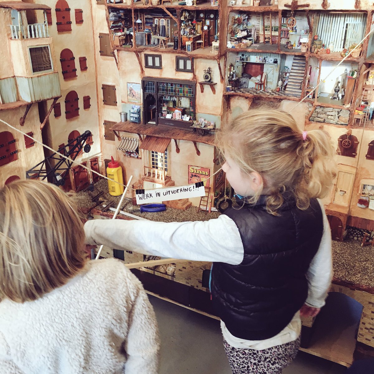 Wat ontzettend leuk dat je een kijkje kunt nemen in het atelier van Karina <a href="/Muizenhuis/">Het Muizenhuis</a> Zo veel details! #weesperzijde <a href="/KidsproofAdam/">Kidsproof Amsterdam</a>