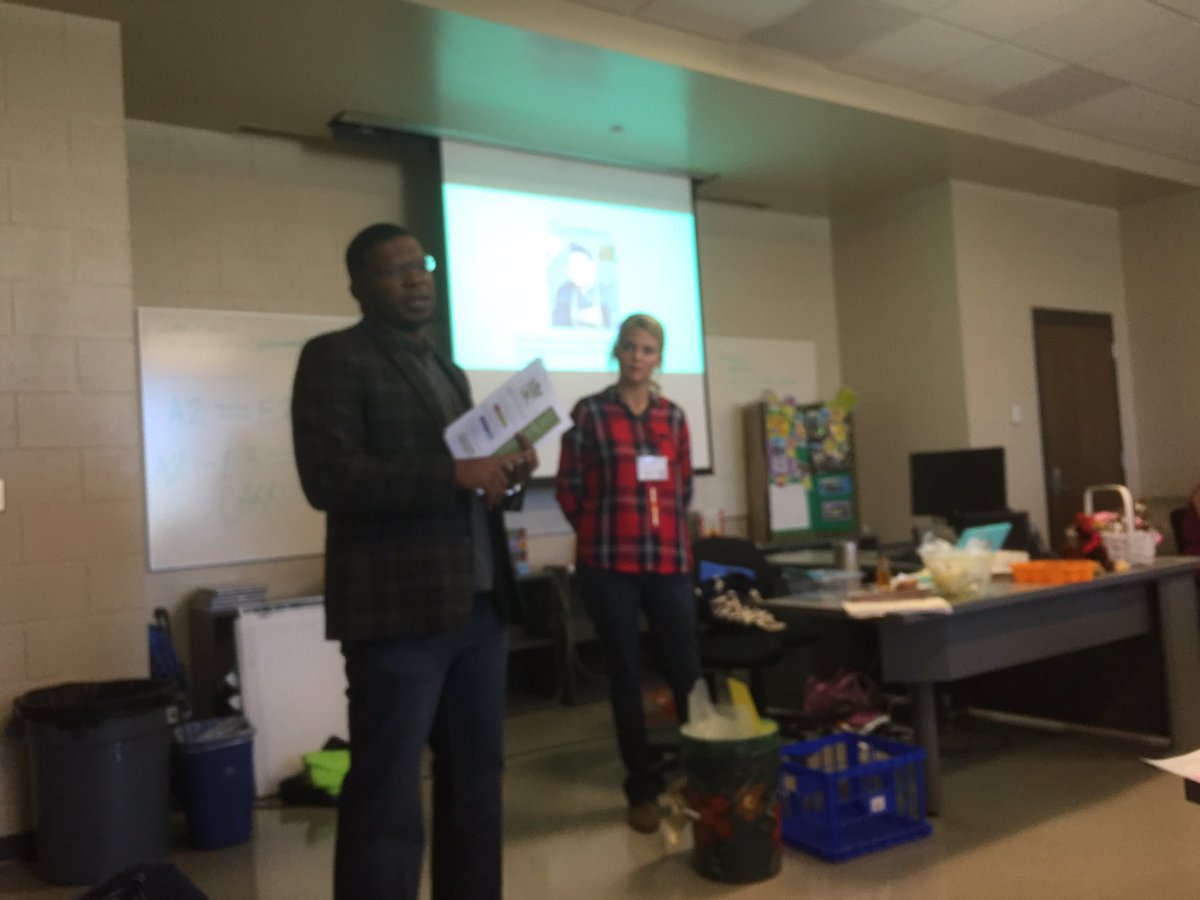 MelissaCAdkins's tweet photo. @reflectionchef talking about #amazing things he's doing for our MS kids w/Creativity Kitchen in @OGUE_AgArt #MAGC2016 session. #LCSDunited https://t.co/BZ3T6GgvKx