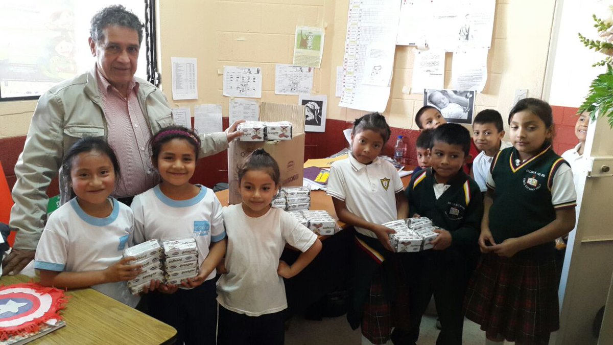 alianzajovengua's tweet photo. Entrega de 200 paquetes de galletas para refacción de los alumnos EOUM,No 810,JM,Santa Catarina Pinula.Gracias al apoyo de Rotaract Ermita. https://t.co/VYmLo98MFD