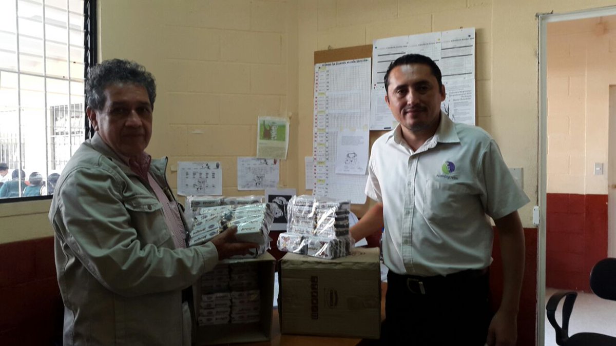 Entrega de 200 paquetes de galletas para refacción de los alumnos EOUM,No 810,JM,Santa Catarina Pinula.Gracias al apoyo de Rotaract Ermita.