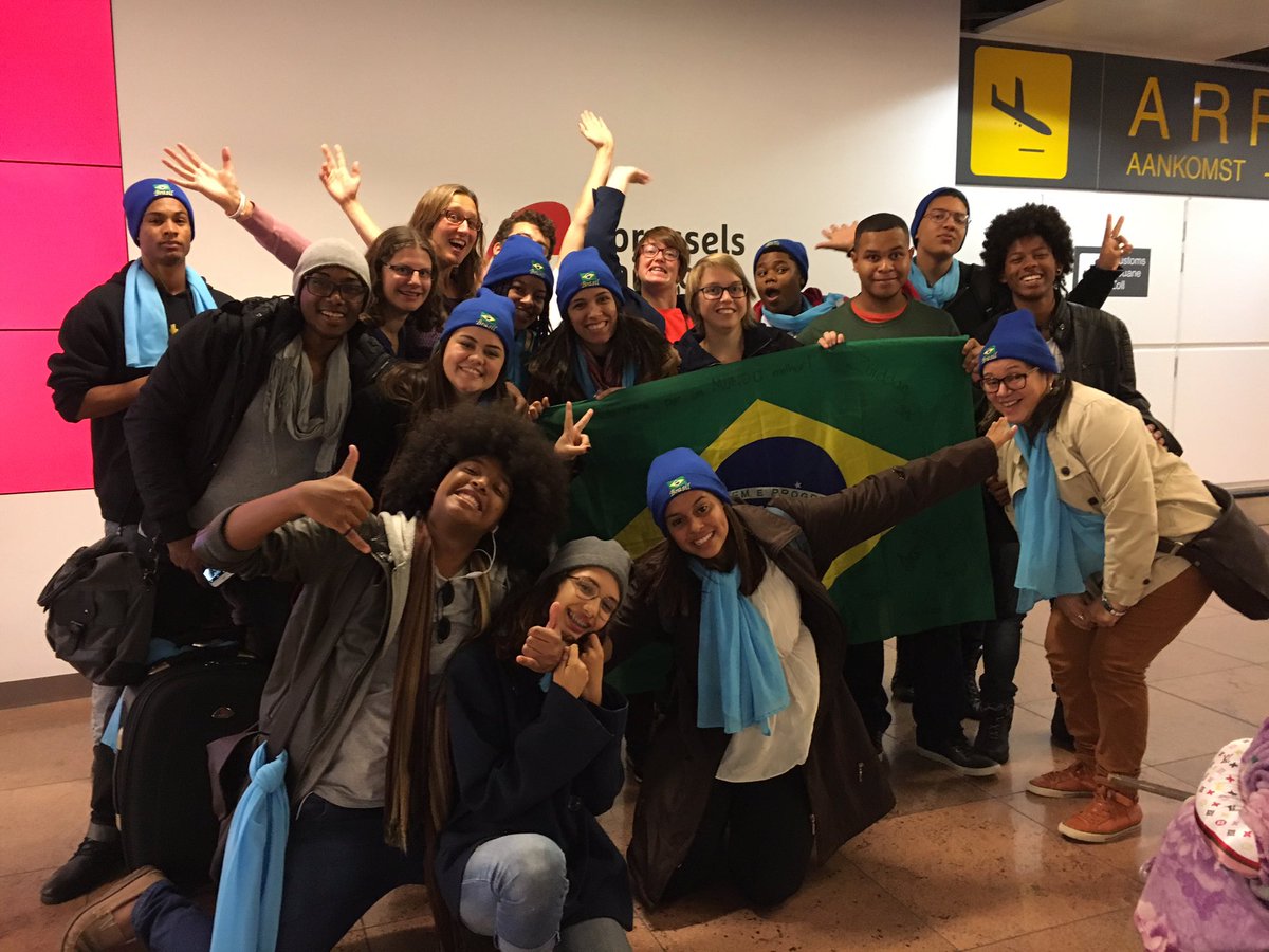 YOUCA_vzw's tweet photo. De Braziliaanse jongeren zijn net geland op Belgische bodem #zuiddag2016 https://t.co/rFhykFmqJV