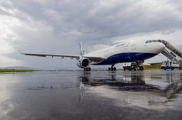 President Kagame meets with <a href="/FlyRwandAir/">RwandAir</a> team and visits the recently acquired Rwandair Airbus 330-200 #Rwanda