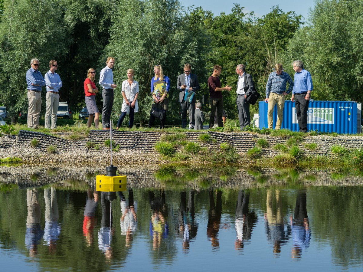 wave_droid's tweet image. Minister of Infrastructure @MelanieSvH checks out WaveDroid. Potential for world-wide application #FloodResilience #SoutheastAsia @VPdeltaNL