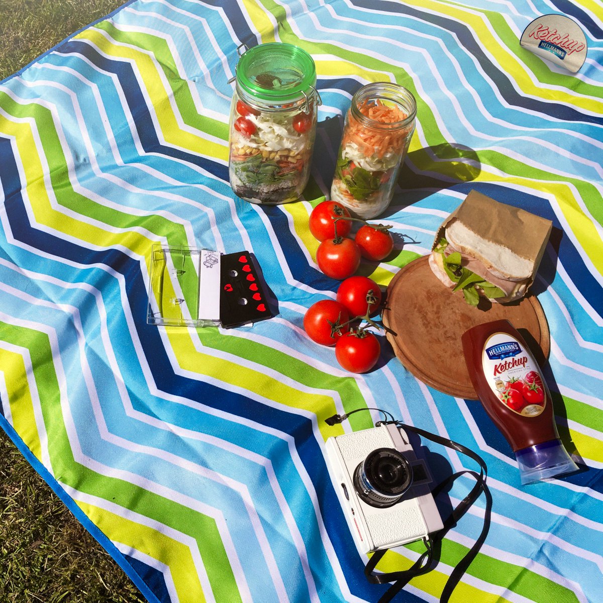 HellmannsArg's tweet photo. #EsNaturalQue #HagamosMásPicNic con estos días de sol, tan natural como los tomates de kétchup Hellmann's. https://t.co/X4DnMrSjKO