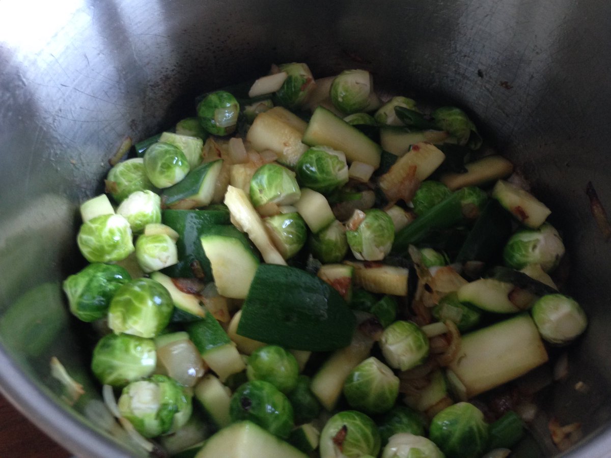 MichielSloff's tweet photo. Spruitjessoep met #nootmuskaat van @chefhetzelf https://t.co/raP7seIUBc