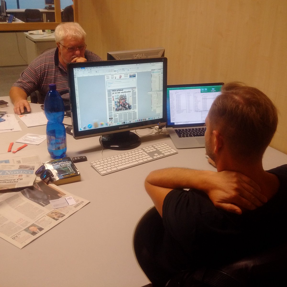 RMediaCZ's tweet photo. Poslední korektury a jdeme do tisku s dalším vydáním Veletržních novin #MSV #Brno. Už zítra jako příloha celostátního vydání @Hospodarky https://t.co/zaJ6zYnFBR