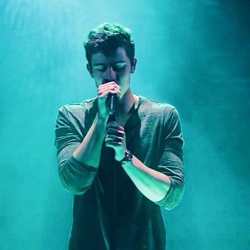 cyrusxshawn's tweet photo. TIENEN QUE ADMITIRLO SOLO MÍRENLO Y SE DARÁN CUENTA QUE ES PERFECTO. YO NO PUEDO. #EMABiggestFansShawnMendes https://t.co/kKDHZd6bKu