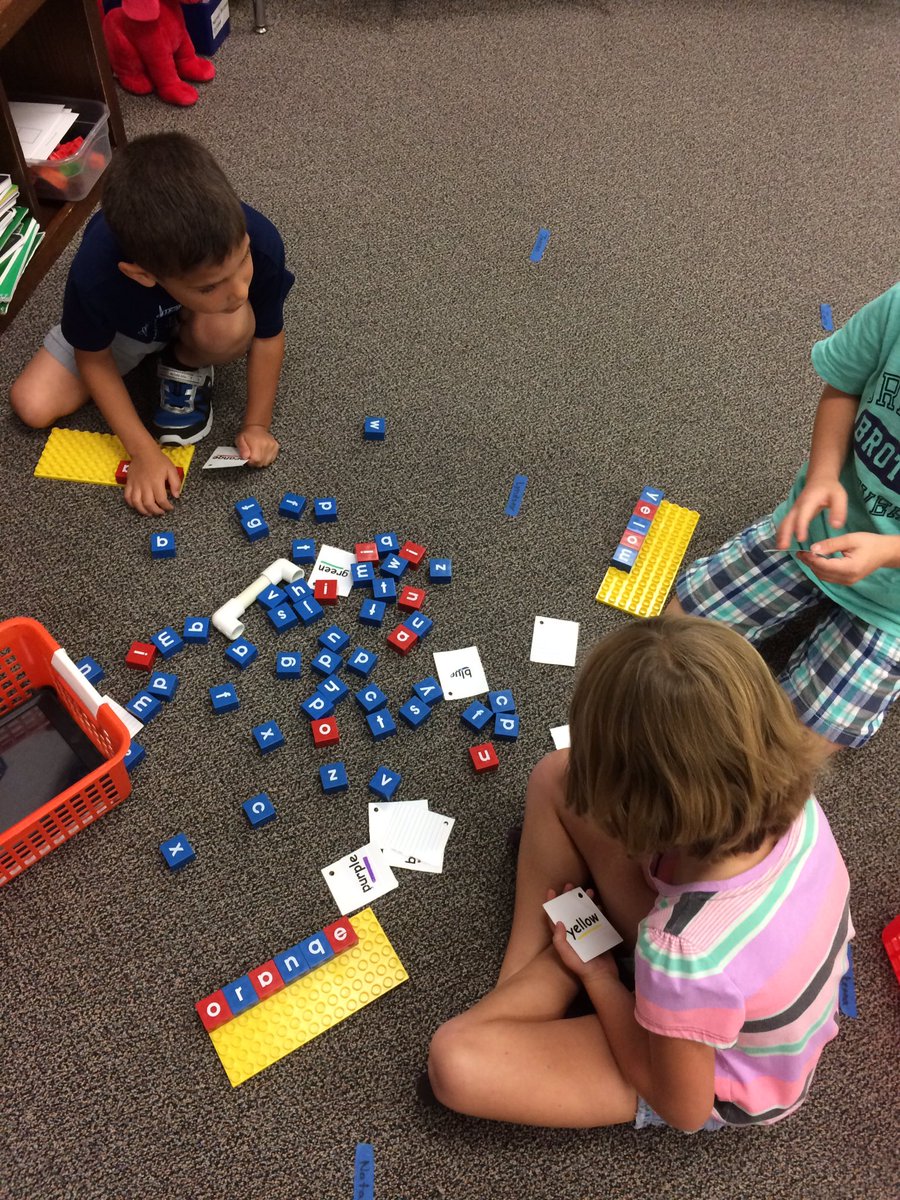 lauren_houser's tweet photo. Ss have choice during daily 5 stations in kinder. #slb5 #slb7 #reaganrays @ShaunaAllen77 https://t.co/uoEJbQ54o5
