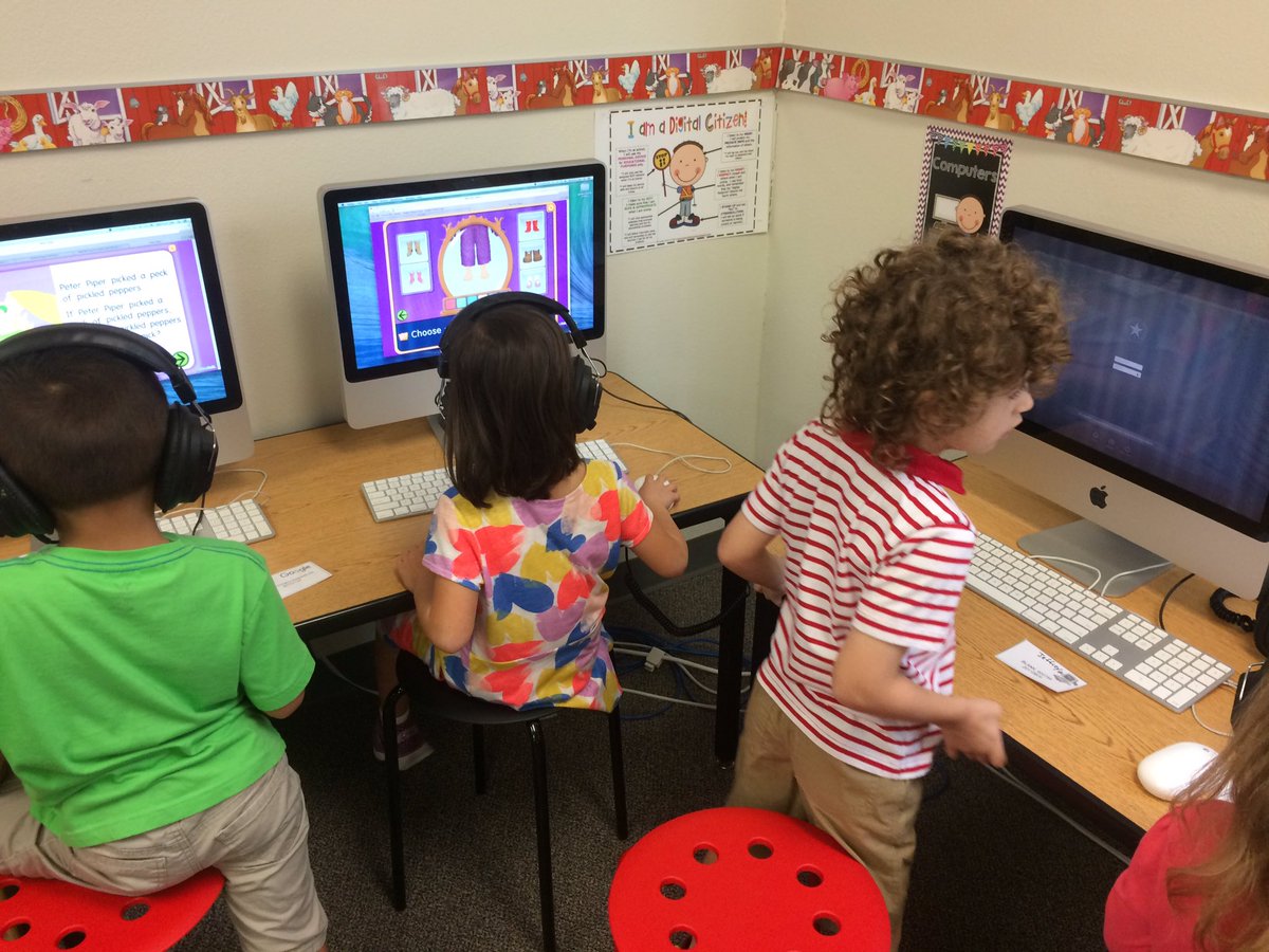 lauren_houser's tweet photo. Ss have choice during daily 5 stations in kinder. #slb5 #slb7 #reaganrays @ShaunaAllen77 https://t.co/uoEJbQ54o5