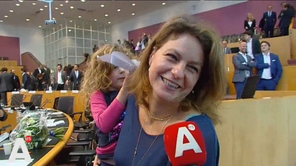 AT5's tweet photo. Tranen tijdens afscheidsspeech @MarijkeShahsava: 'Het was een hele mooie dag' https://t.co/bRsqSyW4Vy https://t.co/Zzo1RIP2Vv