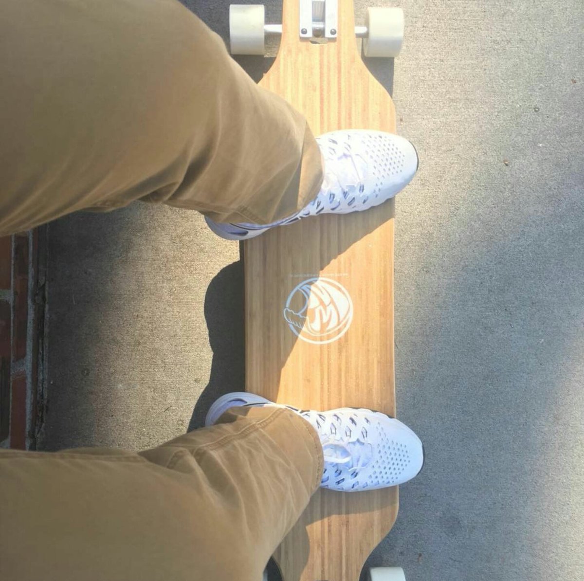 whitewaveboards's tweet photo. Spotted: RJ surfing the streets around @univpugetsound!
#RidetheWave #WhiteWaveWednesday #whitewaveboards #pugetsoundbound #loggerup https://t.co/4ZBL1a5Dii