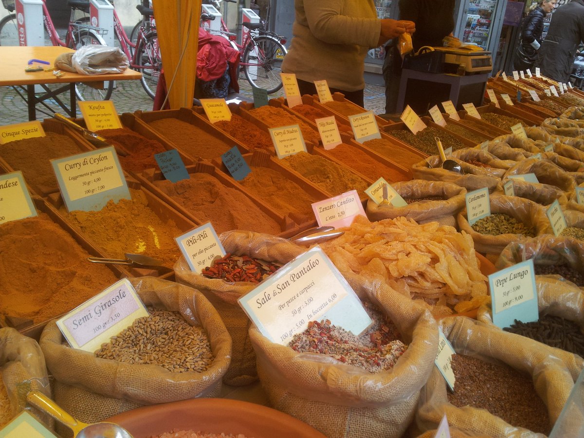 TurismoinLanga's tweet photo. Domenica #Albaromatica durante @AlbaTruffle alla scoperta di altri generosi frutti della terra. Un banchetto per celebrare erbe e spezie. https://t.co/7wimR1cDmo