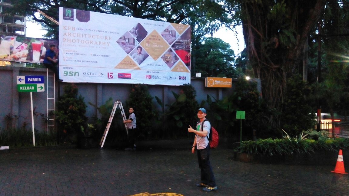 Ketua KFB <a href="/Benz_Robby/">Robby A F</a>  sedang memasang banner untuk KFB Architecture Photography Seminar dan Lomba tgl 15 Okt 2016