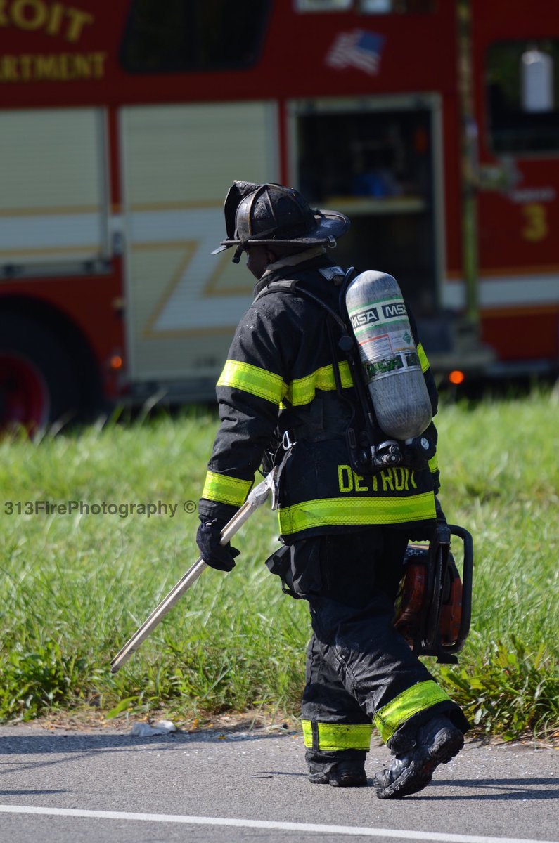 313firephotography On Twitter More And More Black Turnout Gear Is Showing Up In Detroit This Is Taken After A Commercial Building Fire Earlier Today Https T Co 2zdpm1odwp