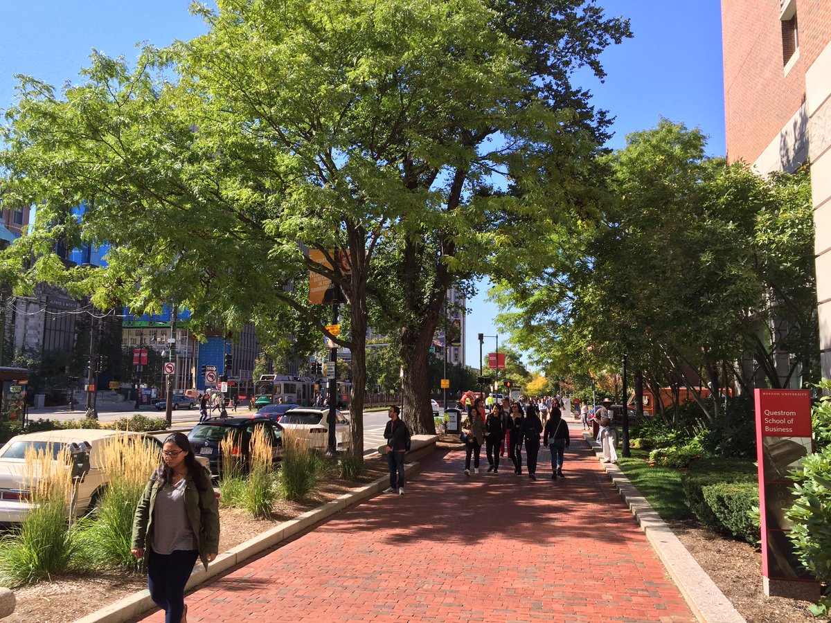BUonCities's tweet photo. Beautiful #autumn day on campus @BU_Tweets. What's your favorite time of year in #Boston? #ProudToBU https://t.co/2O6qIZFZys