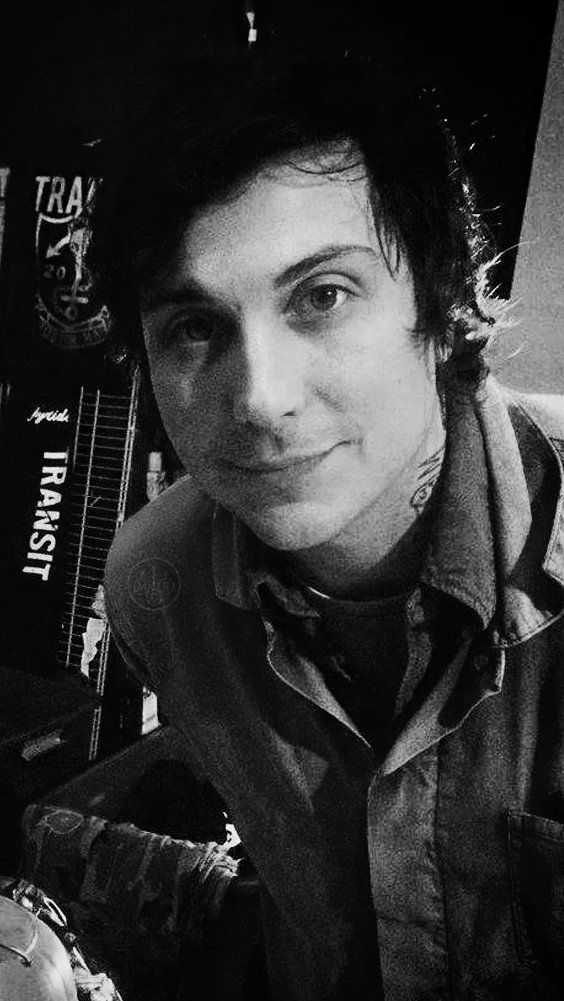 mcrlockscreen's tweet image. ⌇ Frank Iero 
⌇ Color | B&amp;amp;W
⌇ RT if you save
