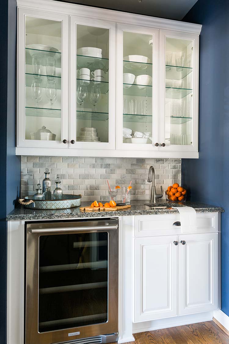 coldwellbanker's tweet photo. Does your kitchen have glass cabinets? Here's the trick to organizing them. https://t.co/INPmZDvDhG https://t.co/qCuYWtevXc