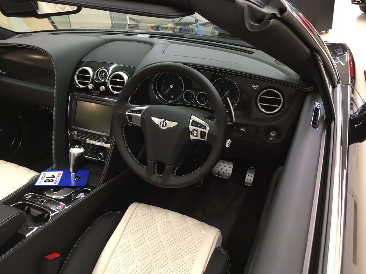 BerrysJewellers's tweet photo. Nice view of the @BentleyLeeds #v8s at the Drivers evening tonight with @BeoLeeds https://t.co/RqRjJ95K5b