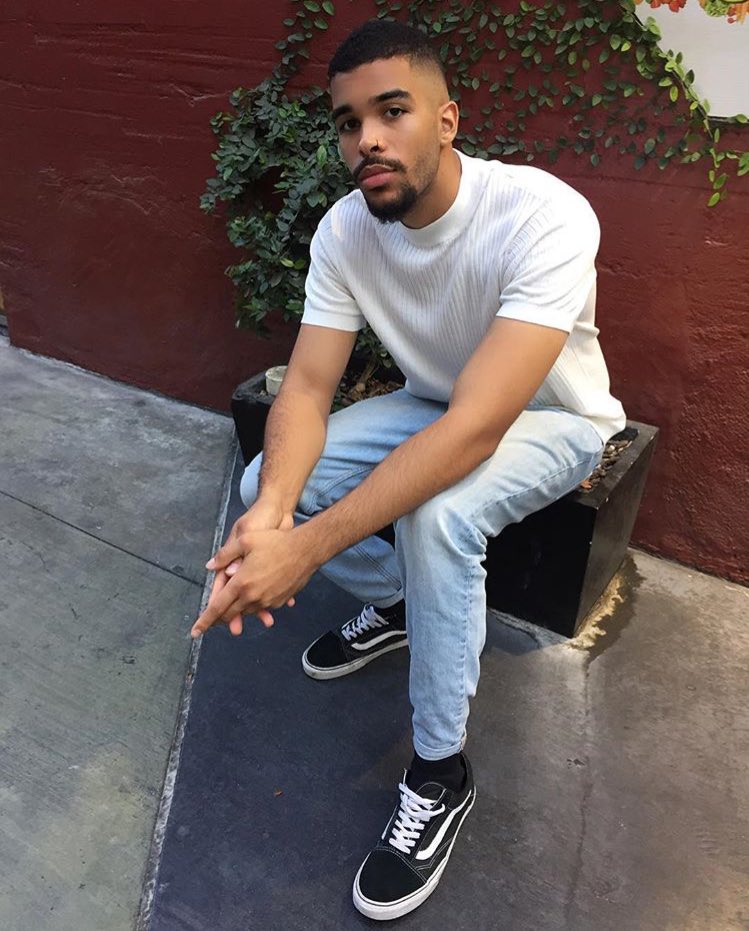 MASON2PETTY's tweet image. (423): He just showed up in boxer briefs and loafers with only his phone and condoms