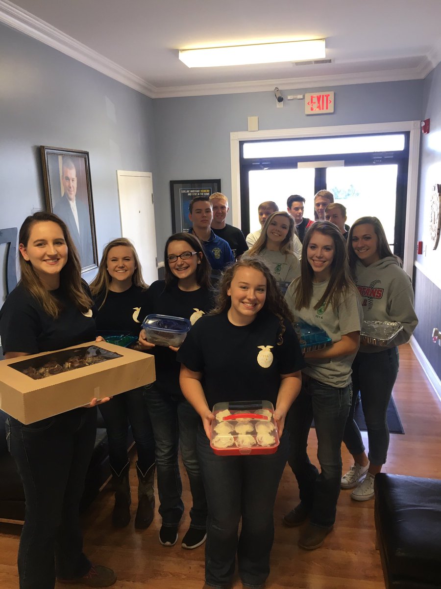 MCHS_FFA's tweet photo. Supporting our local police by showing appreciation for everything they do by adding some sweetness to their lives. #CookiesForEveryone 🚓💙🚔 https://t.co/oaeZFDaPlN