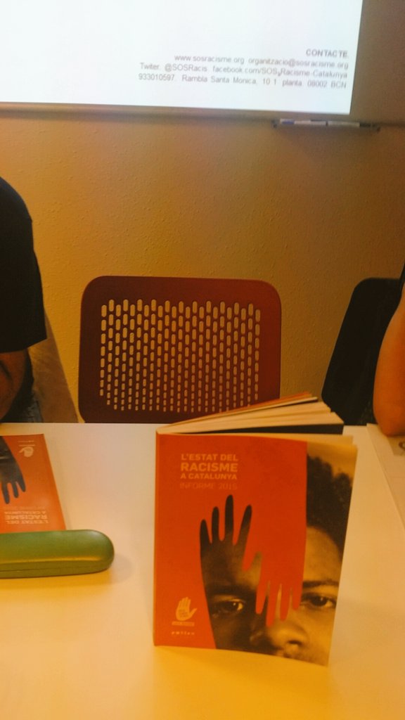 pol_lenedicions's tweet photo. Comença Francesc de @totsfembages Hem reservat una cadira buida x recordar les persones q no tenen veu @SOSRacis presentació #informe15 https://t.co/7WUnLwJB0s