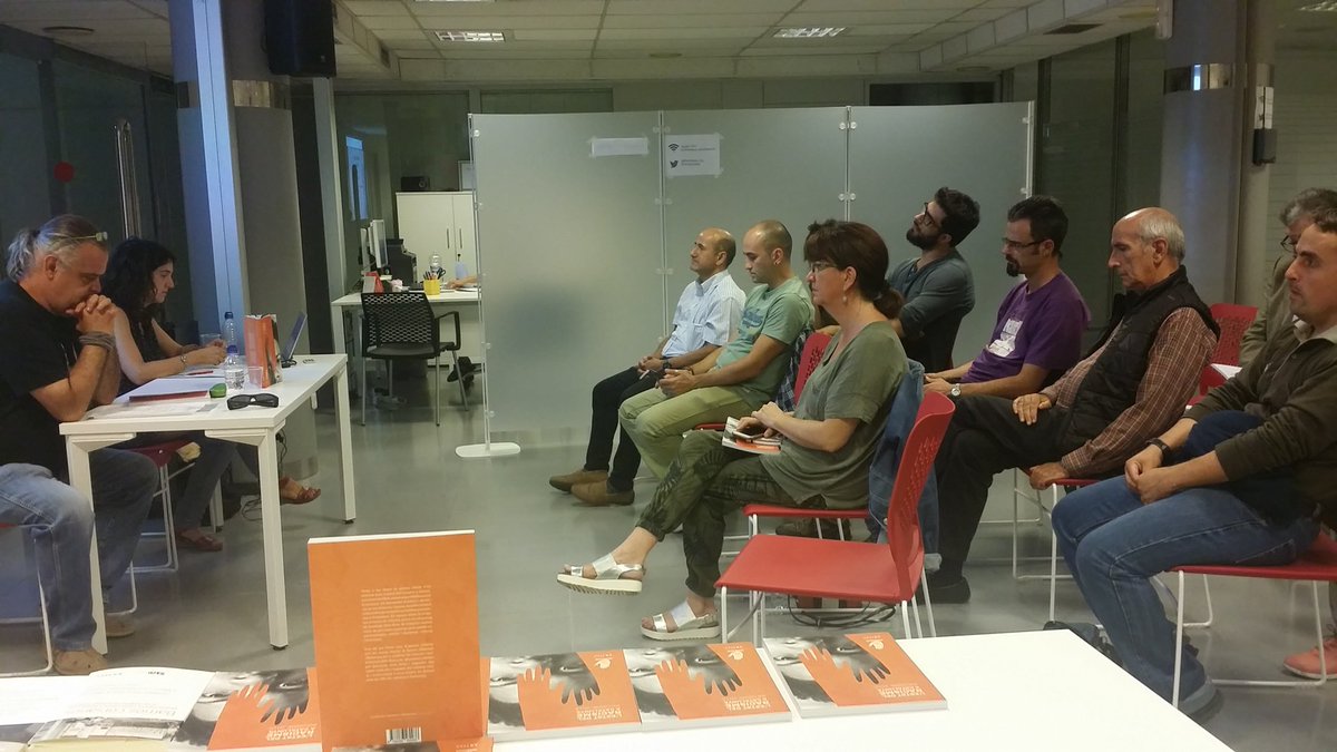 pol_lenedicions's tweet photo. Comença Francesc de @totsfembages Hem reservat una cadira buida x recordar les persones q no tenen veu @SOSRacis presentació #informe15 https://t.co/7WUnLwJB0s