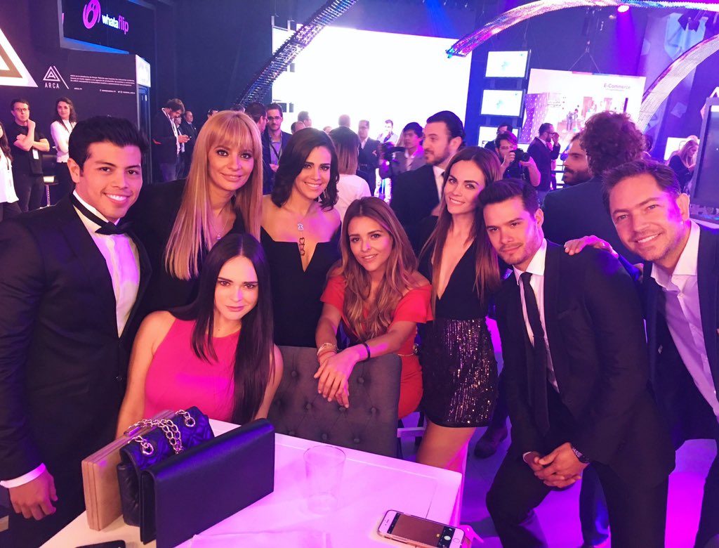 RafaelSerdan's tweet image. #ConectandoCon @ceci_galliano @fabiolagdo @LuzElenaGlez @gretelvaldez @LauraCarmine @BrandonPeniche @janmexico 🤘🏼😛