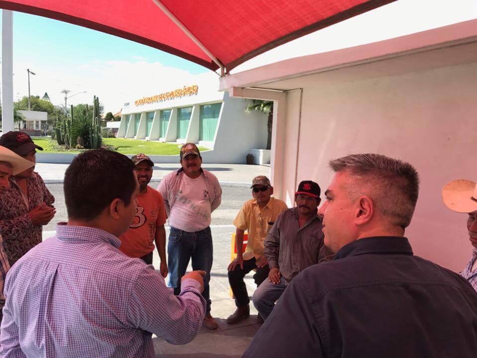 DEL3Conaza's tweet photo. Delegado atiende a compañeros campesinos de San Vicente #GeneralCepeda #Coahuila #PRODEZA #DelegadosCoahuila @EPN https://t.co/8qvoqQR6HI