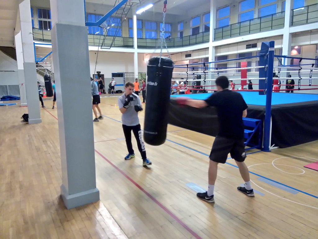 roubaix's tweet photo. Ce soir, @GDelbar "inaugure" la salle de #boxe Léon François au Parc des sports à #Roubaix https://t.co/ovEBYxcULv