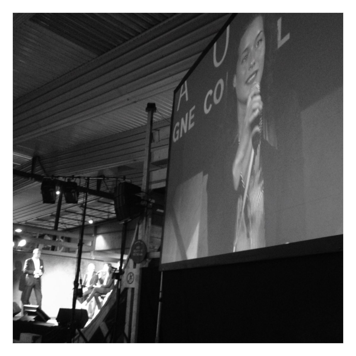 PoLu_E's tweet photo. #BxFinTech16 "Transparence & Proximité : voilà ce que veulent les consom'acteurs aujourd'hui" #UxFinTech https://t.co/pj69V4qVI3