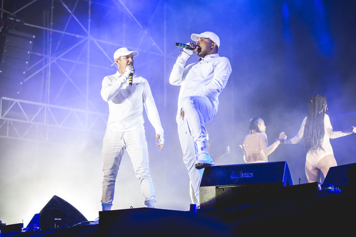 fiberfib's tweet photo. 🎶 "All we need is somebody to lean on" 🎶
@MAJORLAZER ❤️💛💚💙💜#FIB2016 https://t.co/vej7AUKDLD