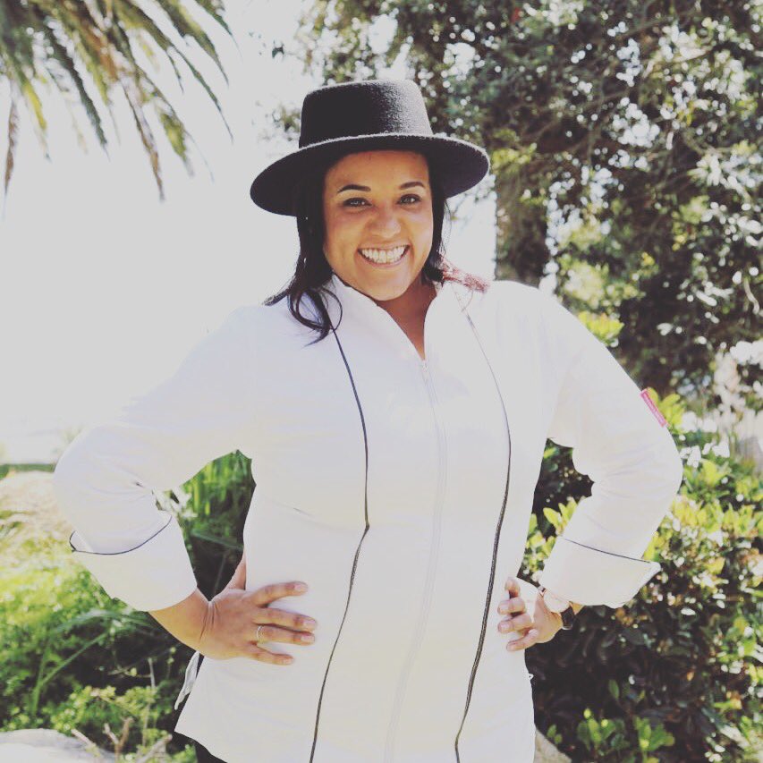 AngelaVeronica3's tweet photo. .#selfie sticks at dawn! @ChefSueAnnAllen will be joining #ArtAngels16 #ClickFoundation @EllermanHouse https://t.co/WORCFtKb4K