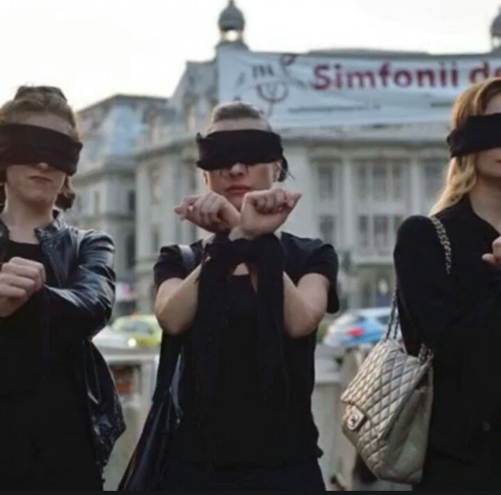 GuarrillaUrbana's tweet photo. Ellas luchan ellas lo consiguen #Pologne #protest https://t.co/teJlSJYxPJ