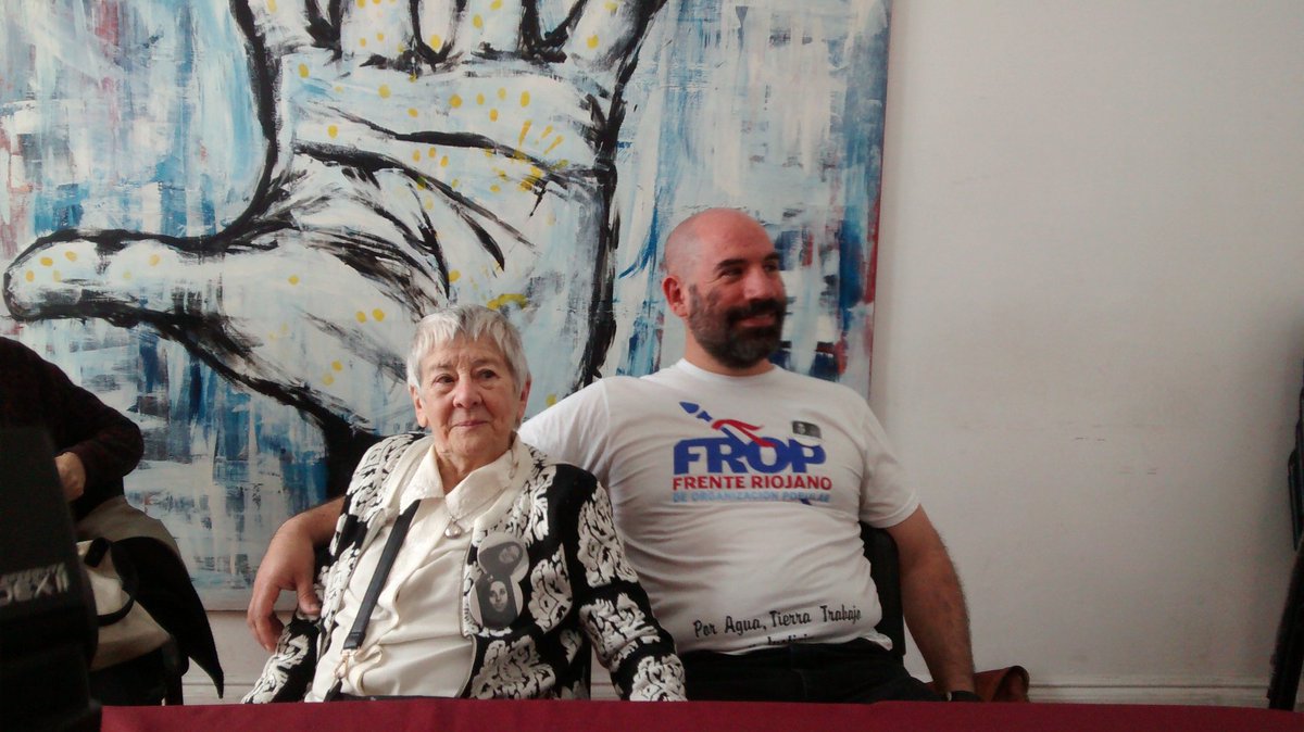 abuelasdifusion's tweet image. La tía Alba Lanzillotto y el hermano Ramiro Menna, luego de la conferencia por la restitución de #Nieto121