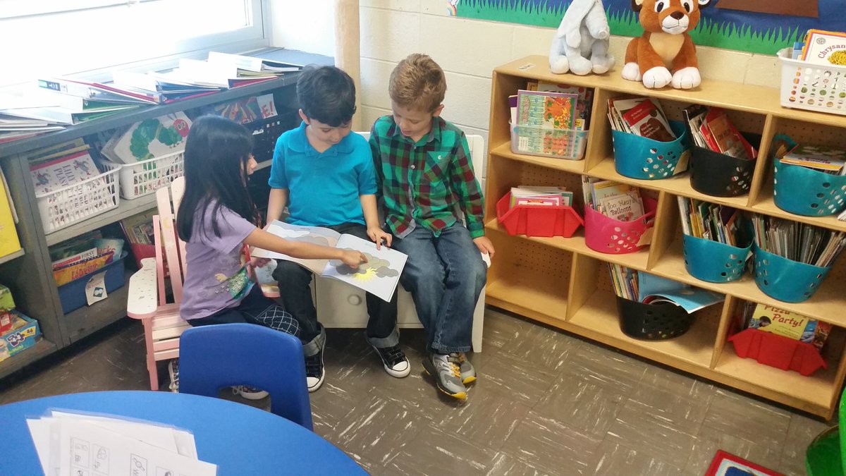 christinapecce's tweet photo. Ss learn how to buddy read sitting EEKK style today @LindeneauSchool @Tools_KTeach https://t.co/rDHPG0zw9P