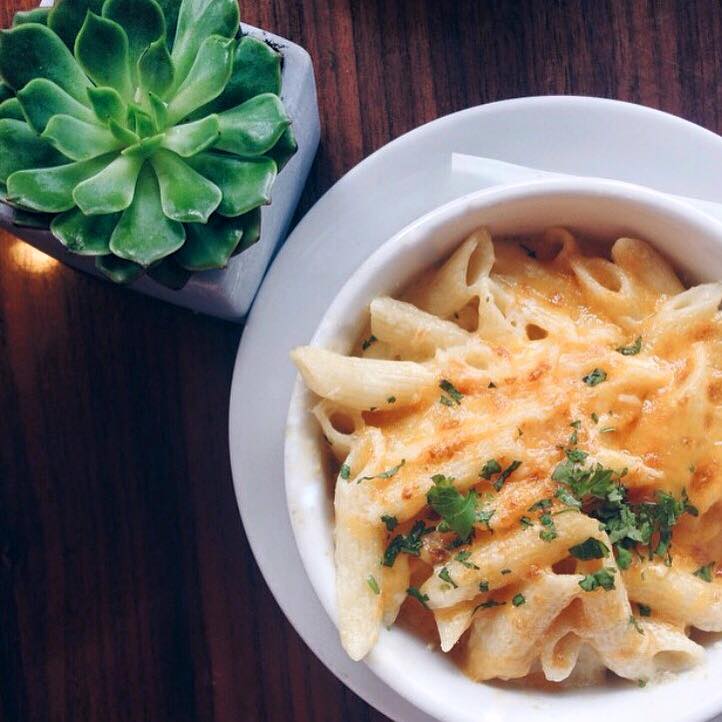 Eat_Chow's tweet photo. One thing we love about fall - the return of comfort food! 'Tis the season for our Mac n' Cheese! https://t.co/OTCiZNPLMl