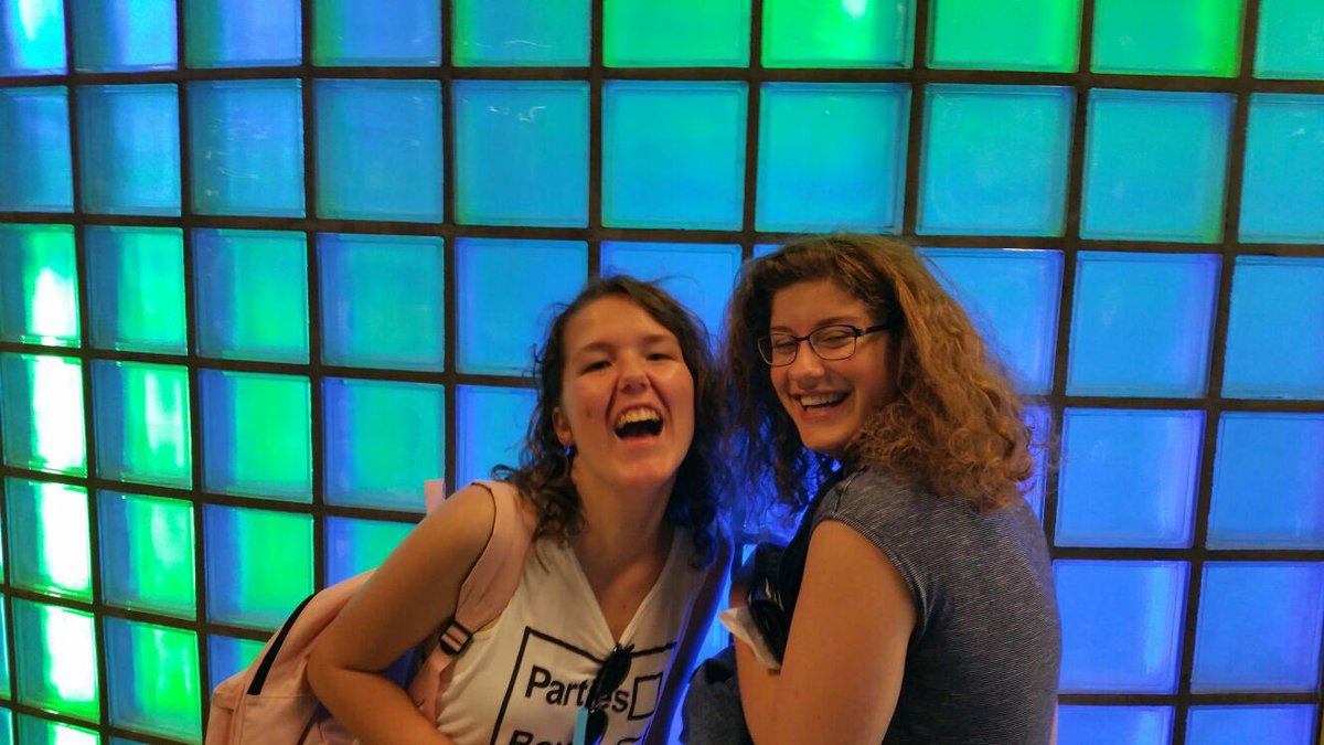 finelineisa's tweet photo. Ik hou van jullie. #nationalbestfriendday @SaskiaLoomans @Sigridjeex @petra_vdvelde ❤️ 1/2 https://t.co/4st1BgH6YV