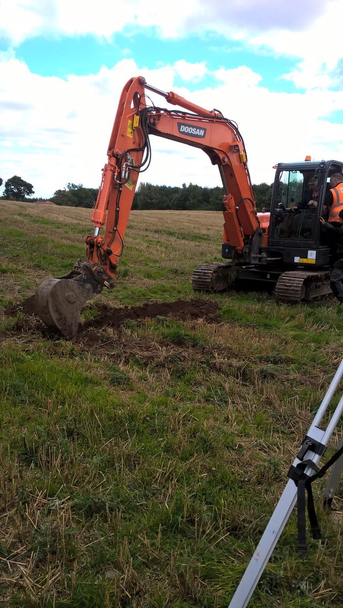 Zadnitt's tweet image. Another happy customer getting to grips with our GCS Flex system! #SITECH #Trimble #2D #excavator #construction #trenches