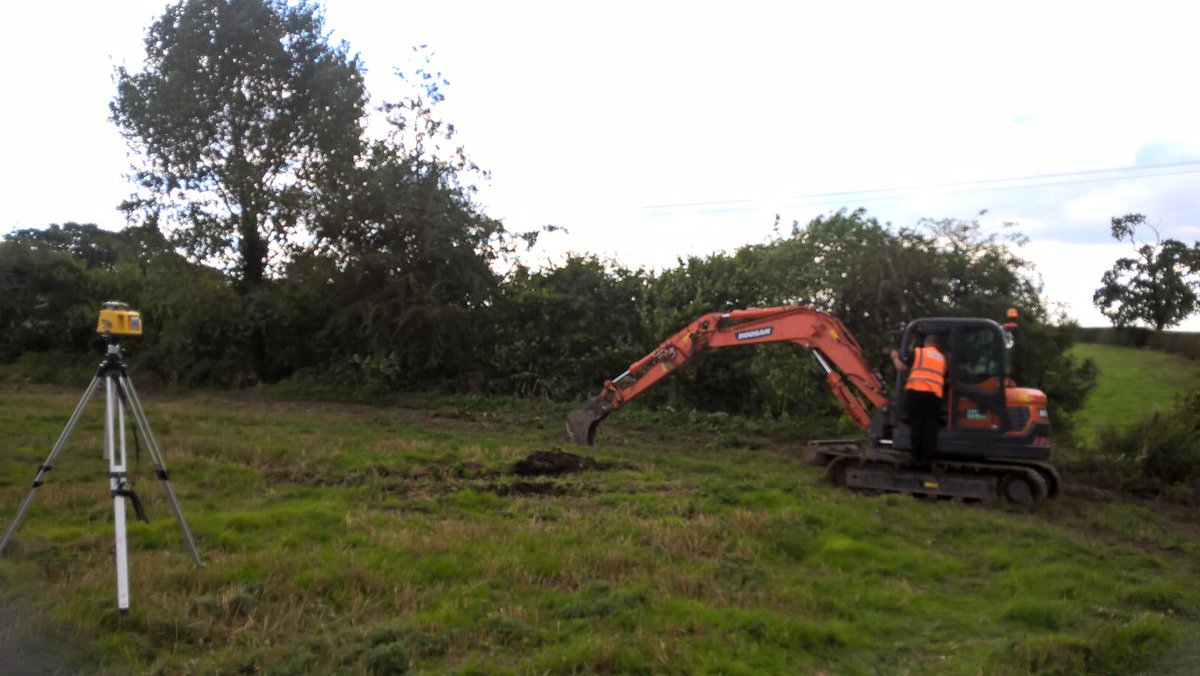 Zadnitt's tweet image. Another happy customer getting to grips with our GCS Flex system! #SITECH #Trimble #2D #excavator #construction #trenches