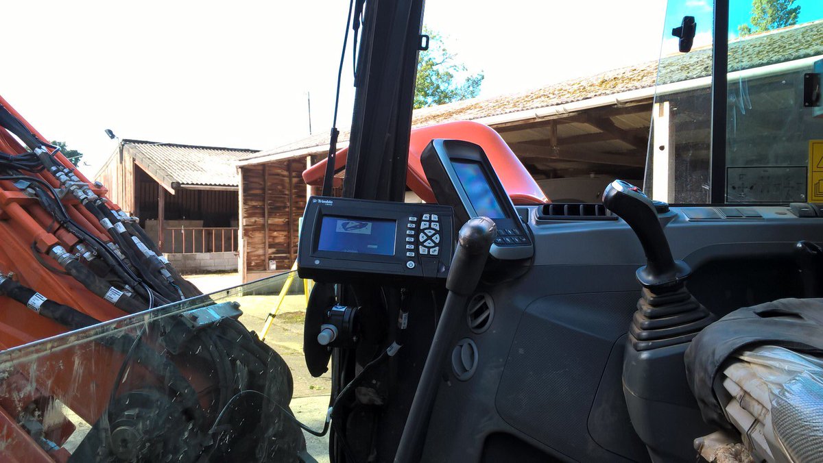 Zadnitt's tweet image. Another happy customer getting to grips with our GCS Flex system! #SITECH #Trimble #2D #excavator #construction #trenches