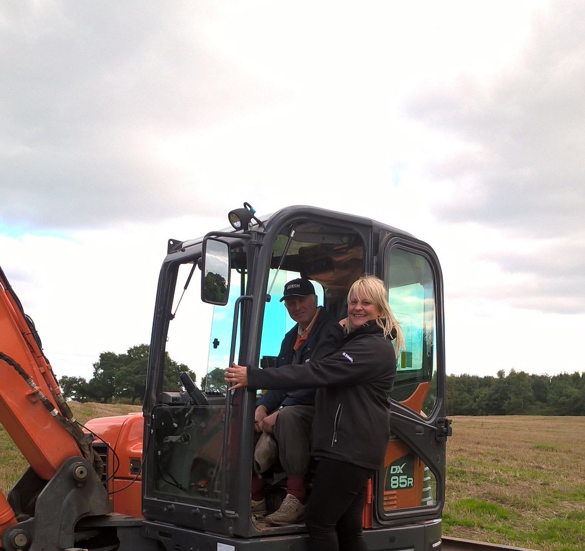 Zadnitt's tweet image. Another happy customer getting to grips with our GCS Flex system! #SITECH #Trimble #2D #excavator #construction #trenches