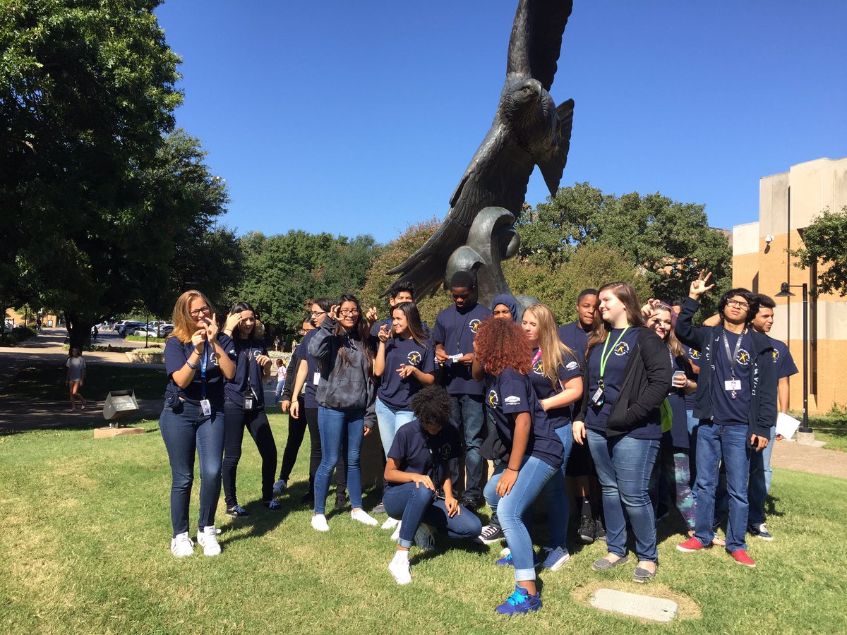 MrsPiekutowski's tweet photo. @HarmonAVID #untelite #collegeVisits @TonyFontana24 @noeyandiaLHSH @MrWilli14 #bharmonnow #harmonavidnow https://t.co/INHgXuJUZw