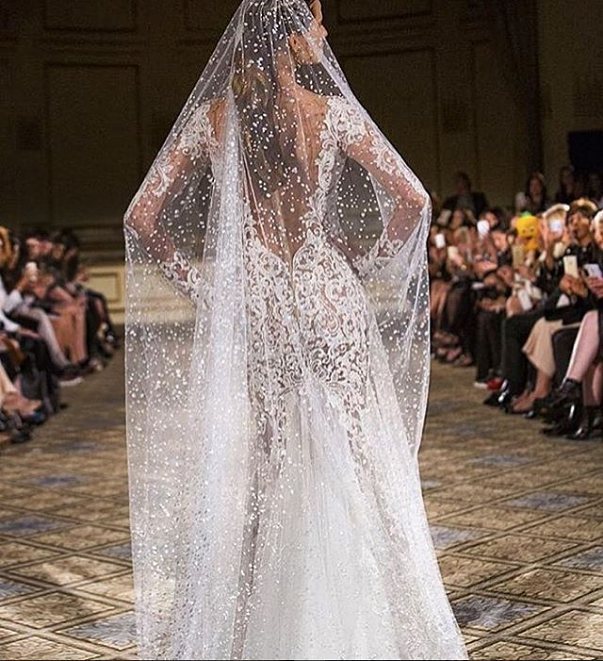 Have you ever seen a more beautiful veil? 
#regram @premierweddings_ via <a href="/bertabridal/">BERTA</a>