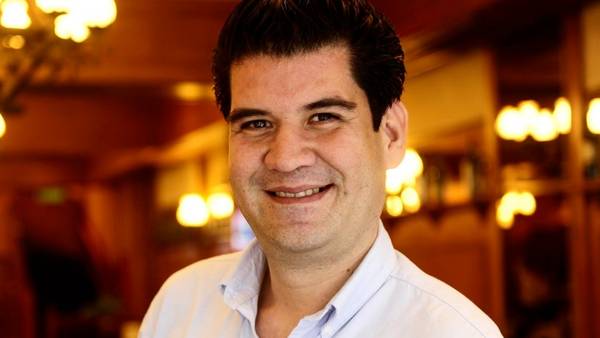 Radio10's tweet image. Un extranjero en Buenos Aires. Rolando Hanglin conversa con Eduardo Ruiz Aguirre, salvadoreño.