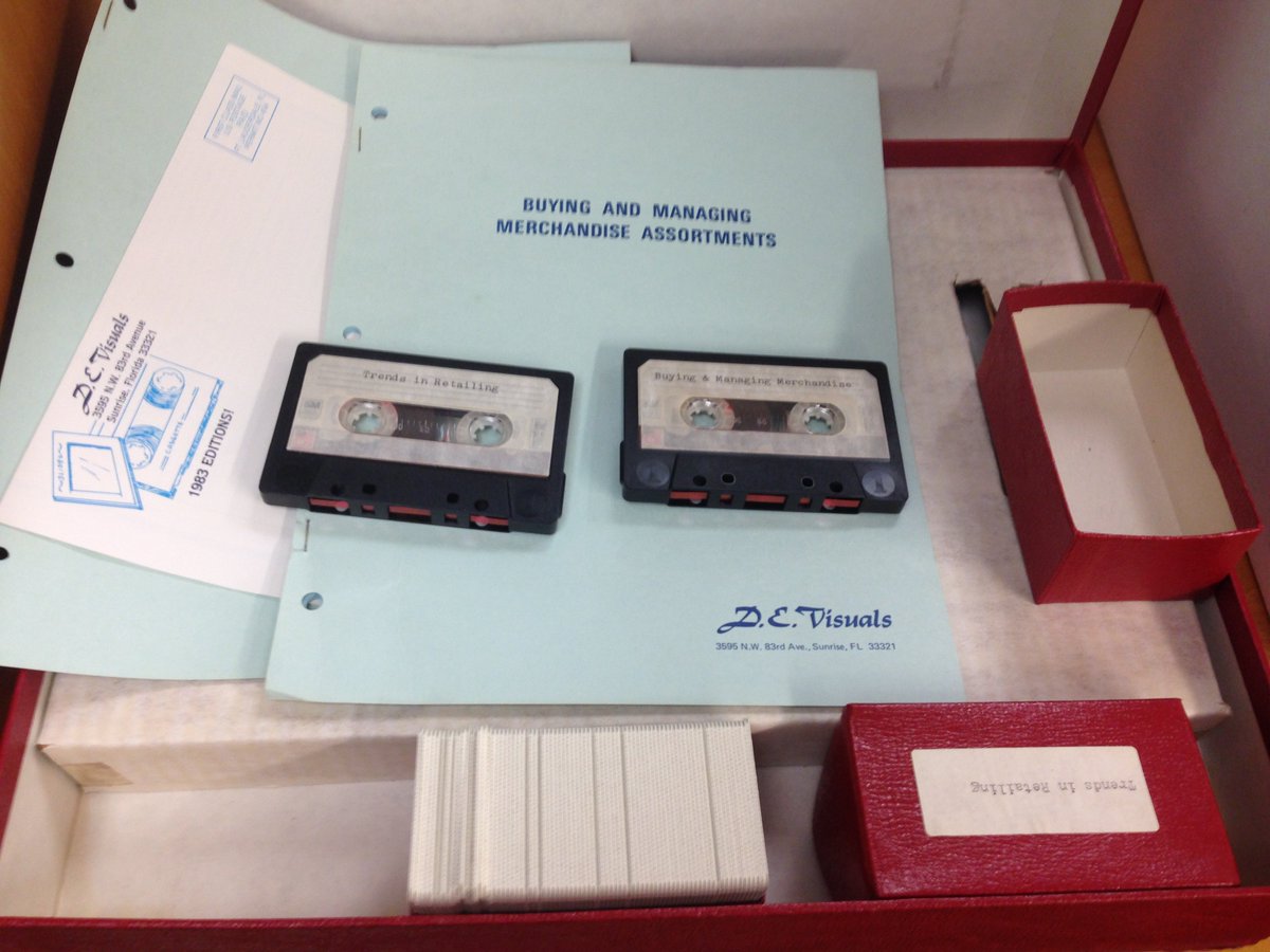 fsulibraries's tweet photo. Today's sweet find: cutting edge multimedia tech circa 1983 #slideshow #audiotape #NoOneAsked #PostItAnyway #AskAnArchivist https://t.co/X1eBmThgUx