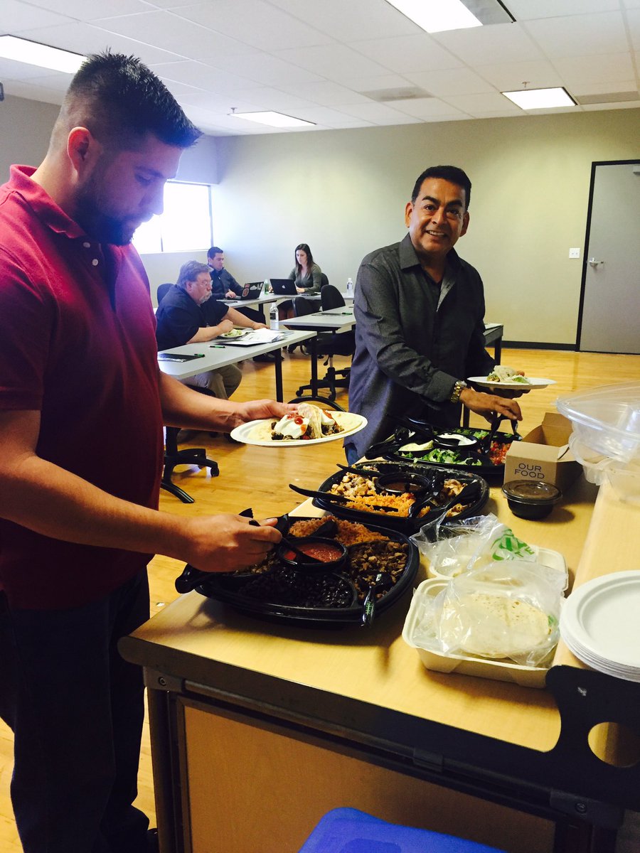 S_Mansolino's tweet photo. My catering choice to feed technologists @scalematrix #cloud Lunch &amp; Learn is @rubiostweets #tacos #sandiego https://t.co/yCCXn5ka2B