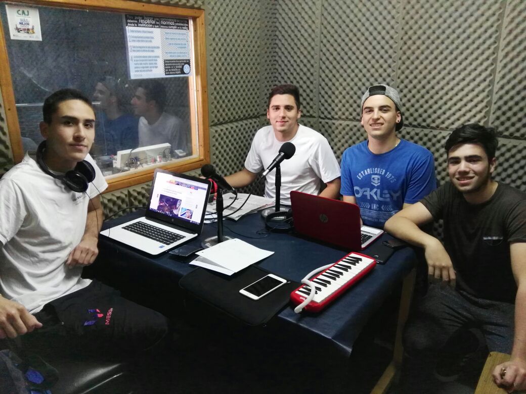 cuentoconvozlr's tweet photo. Los chicos de @Labandaradio están a punto de empezar su segundo programa en Radio #CCVoz 📻 https://t.co/w9k4V9NMnA