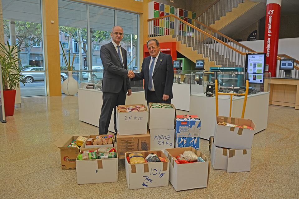 bibliotecacreal's tweet photo. #CRSTART2016 se han alcanzado casi los 300 kg de #alimentos con los que se ayudará a muchas familias.Muchas gracias. https://t.co/MZYr4ddbnJ https://t.co/c3fTW7prck