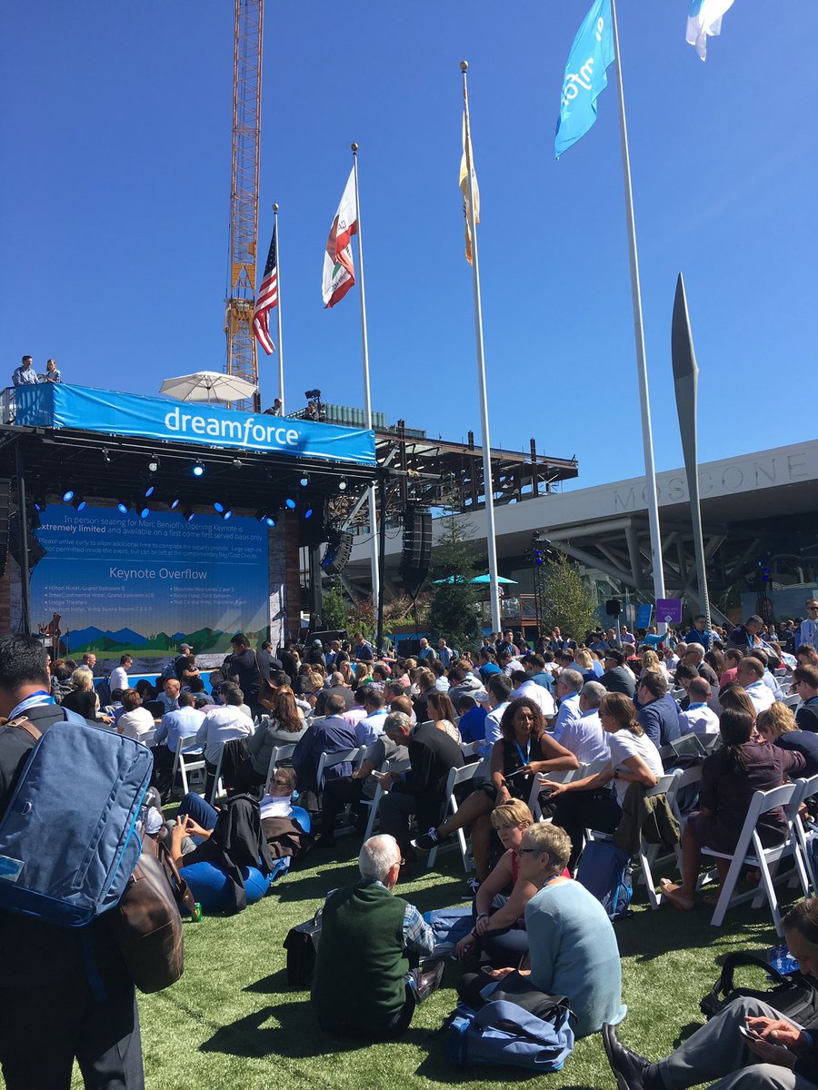 GlowEventDesign's tweet image. Getting ready for the keynote #DF16